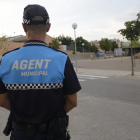 Un agente municipal mientras patrulla por las calles de una localidad del Segrià. 