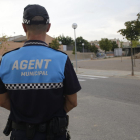 Un agent municipal mentre patrulla pels carrers d’una localitat del Segrià.