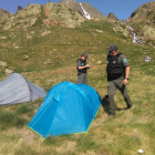 Els Agents Rurals inspeccionen algunes de les tendes d’acampada al Parc Natural.