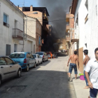 Vista de l’incendi ahir al carrer Sant Antoni d’Alfarràs.