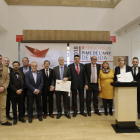Foto de familia de los galardonados junto a los organizadores del prmio Pyme del Año 2018 de Lleida.
