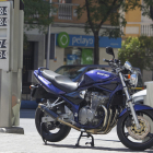 Imagen de una motocicleta en una estación de servicio.