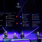 Una vista general del sorteo con el panel de los ocho grupos y los encargados de sacar las bolas del bombo, los exjugadores Kaká y Diego Forlán.