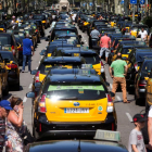 Centenars de taxistes van col·lapsar la Gran Via, a Barcelona.