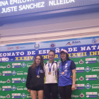 La nadadora del Club Natació Lleida, a la derecha en el tercer cajón del podio.