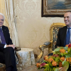El presidente italiano, Sergio Mattarella (i), ayer, con el candidato Carlo Cottarelli (d).
