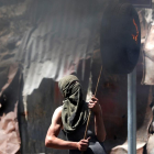 Un joven palestino en los enfrentamientos de ayer en Hebrón.