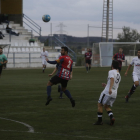 Alberto, del Tàrrega, refusa una pilota davant de diversos jugadors del Borges.