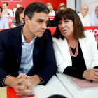 El secretario general del PSOE, Pedro Sánchez, y la presidenta, Micaela Navarro, conversan durante el Comité Federal del PSOE.