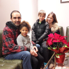Òscar i Carmen, amb els seus dos fills adoptats, Sarah i Pau, de sis i vuit anys.