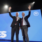 Pablo Casado y Manfred Weber, ayer en Sevilla.