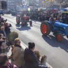 Diversos tractors desfilant ahir en un dels Tres Tombs davant de milers de persones al Pati de Tàrrega.