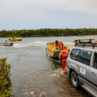 Los equipos de emergencia rescatan a afectados por las riadas.