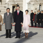 El president xinès, Xi Jinping, i la seua esposa, Peng Liyuan, al costat de Felip VI i Letícia, ahir a Madrid.