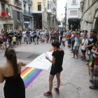 La lectura del manifiesto congregó ayer a un centenar de personas ante la Paeria.