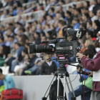 Un técnico de TV3 con su cámara durante una retransmisión de un partido en el Camp d’Esports.