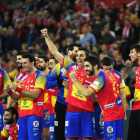 Els jugadors espanyols celebren la consecució de l’Europeu al derrotar Suècia.