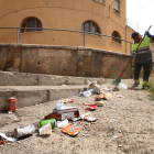 Imatge d’arxiu de tasques de neteja al carrer Sant Andreu de Lleida ple de botelles i llaunes de begudes.