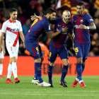 Luis Suárez, Iniesta y Paulinho festejan el gol del empate.
