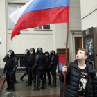 Opositors russos vigilats de prop per la policia moscovita.