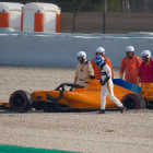 El asturiano, abandonando su MCL 33 tras salirse de pista en la curva antes de la recta de llegada.