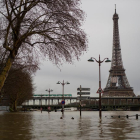 El río Sena, que alcanzó anoche su nivel máximo, a su paso cerca de la torra Eiffel.