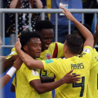 Yerry Mina, felicitado por sus compañeros tras marcar el gol.