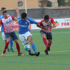 Jordana i Trota, jugadors del Balaguer, intenten evitar l’avenç de Joan Sala, autor de l’únic gol del Castellserà.