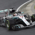 Lewis Hamilton ayer durante los entrenamientos oficiales en Hungaroring.