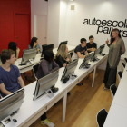 Alumnes ahir en un classe teòrica de l’examen de conduir a l’autoescola Pallars a Cappont.