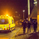 Una ambulancia traslada al Arnau, el sábado por la noche, a uno de los mossos que fue agredido.