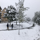 Niños jugando con la nieve en Vielha donde se llegaron a acumular casi 20 centímetros.