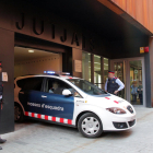El coche policial que trasladó al joven hasta los juzgados de Balaguer. 