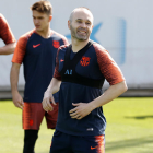 Andrés Iniesta, somrient ahir durant l’entrenament de la plantilla.