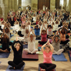 Singular sesión de yoga, anoche en la Seu Vella en una nueva edición de ‘Nits de Lluna Plena al Claustre’.