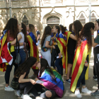 Moment de la ‘Besada lèsbica’ d’ahir, a la plaça Víctor Siurana.