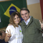 El candidat ultradretà, Jair Bolsonaro, i la seua dona, Michelle, ahir després de votar.