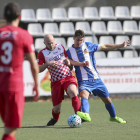 Un jugador del Balaguer pugna por la posesión del balón con un rival.
