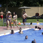 Los leridanos hicieron frente al calor en las piscinas. 