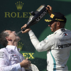 Lewis Hamilton celebra con su ingeniero de carrera Riccardo Mosconi la victoria en el Gran Premio de Hungría.