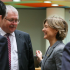 La ministra espanyola d’Agricultura conversa amb el seu homòleg hongarès, ahir a Brussel·les.