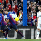 Coutinho, que va inaugurar el marcador a passada de Jordi Alba, celebra el gol al costat de Luis Suárez.