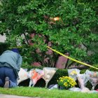 Un home col·loca flors davant de la sinagoga L’Arbre de la Vida de Pittsburg, ahir.
