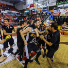 Els jugadors de l’Actel Força Lleida, amb Djukanovic en primer terme, celebren eufòrics la salvació.