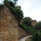 Un tram de la muralla de Solsdevila on s’ha millorat l’entorn.
