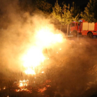 Un incendio calcina matojos en un solar de La Bordeta