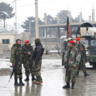 Soldats afganesos munten guàrdia als voltants de l’Acadèmia Militar Marshal Fahim a Kabul.