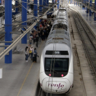 Pasajeros en la estación Lleida-Pirineus subiendo a un Alvia.