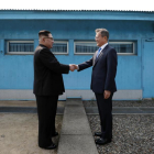 Kim Jong-un i Moon Jae-in es donen la mà a la línia de demarcació militar (MDL) entre els dos països.
