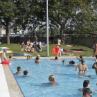 Las piscinas municipales de Pardinyes se llenaron ayer por la tarde por las altas temperaturas.
